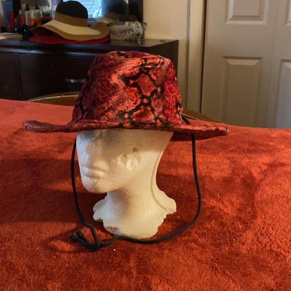 Black and red hat designer - Picture 2 of 12